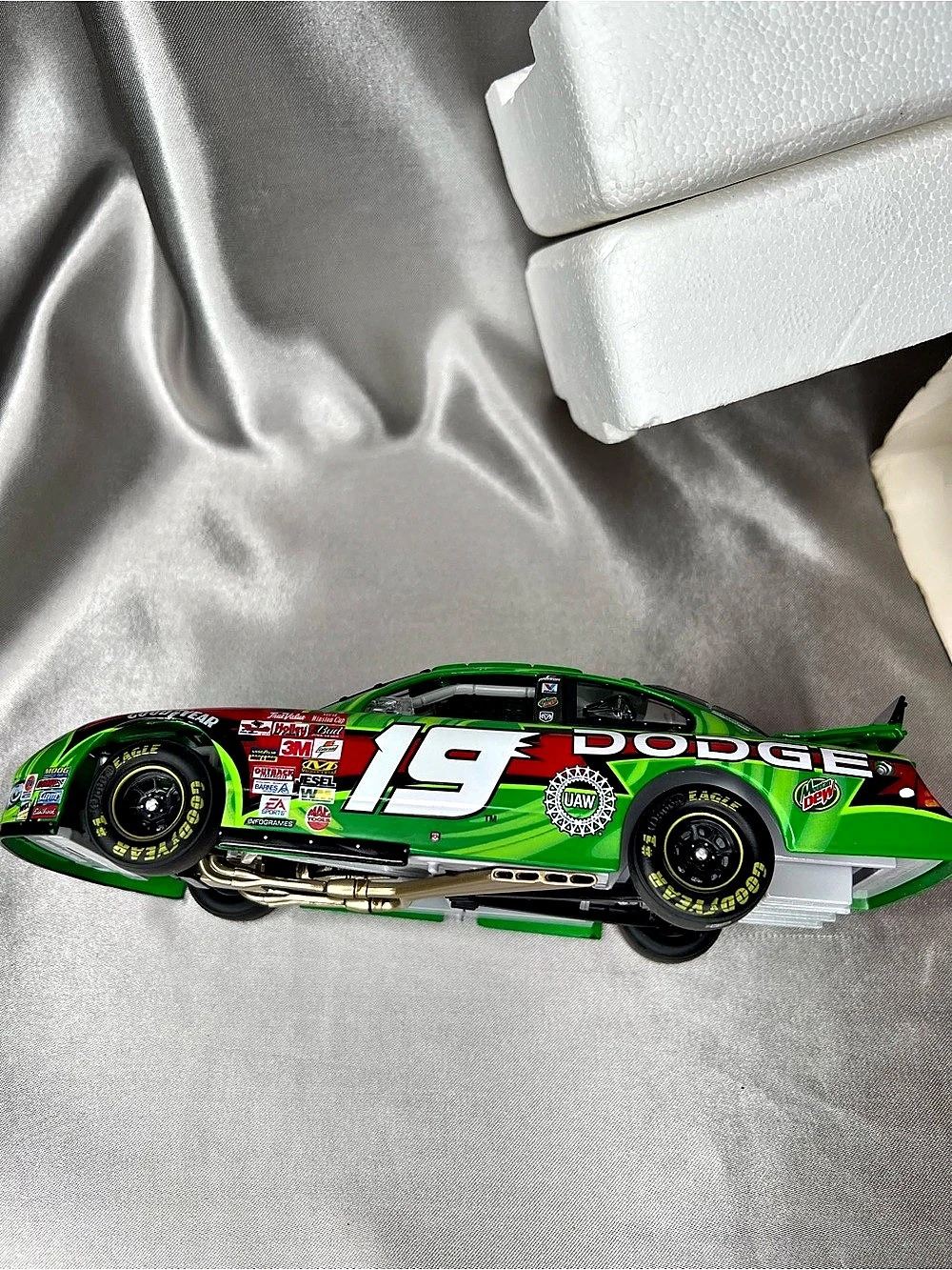 Action Jeremy Mayfield #19 Dodge Intrepid Die-Cast Stock Car Green & Red Like